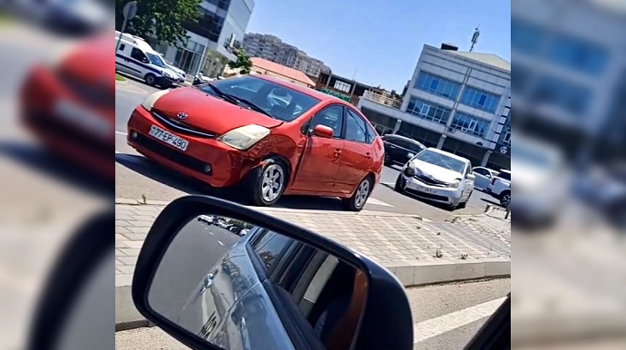 Paytaxtda bir-biriylə yarışan “Prius”lar qəzaya səbəb oldu   - VİDEO