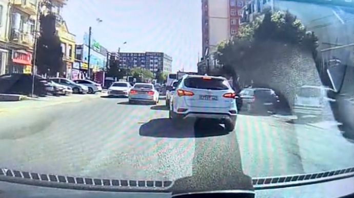 Masazırda sürücü dəfələrlə əks yola çıxıb riskli ötmələr etdi   - VİDEO