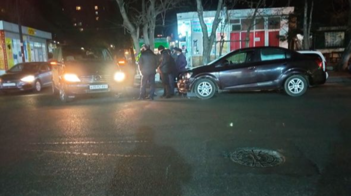 Xətai rayonunda qəza: “Mercedes”lə “Chevrolet” toqquşdu  - FOTO