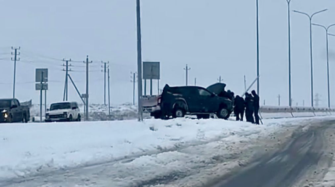 Qarlı yolda sürüşən “Mitsubishi” dirəyə çırpıldı    - VİDEO