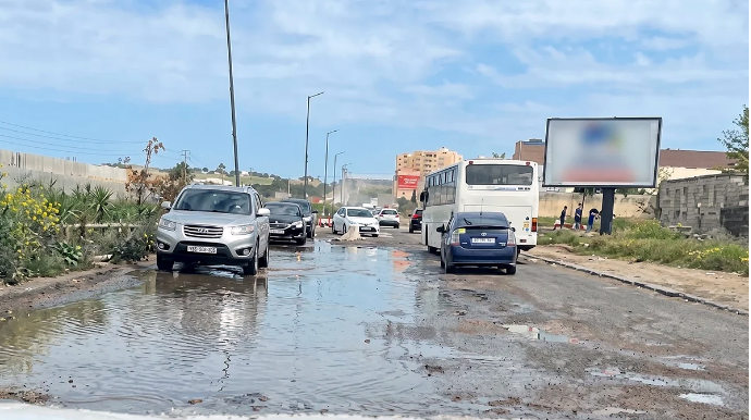 Dərin çalalar maşınlara ziyan vurur - Biabırçı vəziyyətdə olan yol - VİDEO 