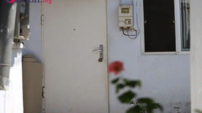 Bakıda ata iki yaşlı oğlunun boğazını kəsib şəklini çəkib anasına göndərdi - TƏFƏRRÜAT   - VİDEO