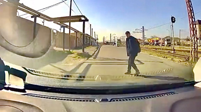 В поселке Бина пешеход в наушниках чуть не попал под колеса - ВИДЕО 