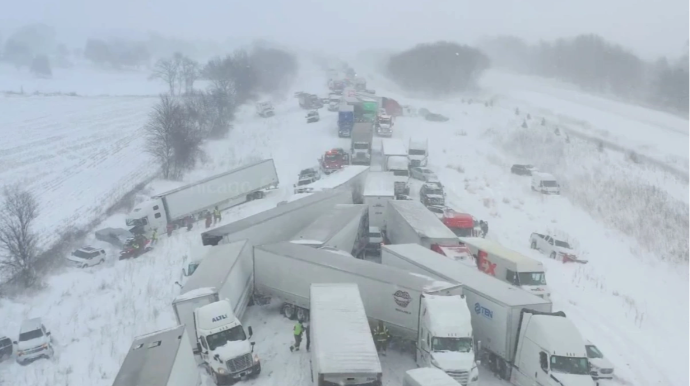 Zəncirvari qəza: 100-dən çox maşın toqquşdu 
