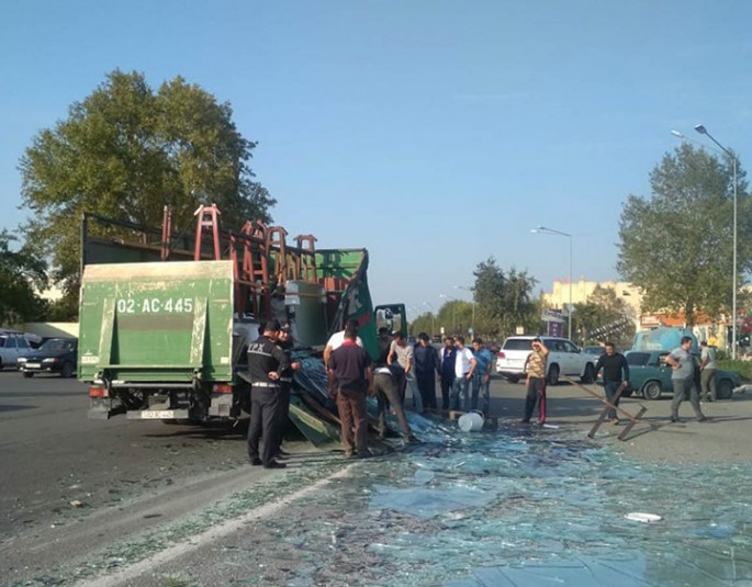 Bərdədə yola tökülən şüşə qırıntıları hərəkəti çətinləşdirib - VİDEO