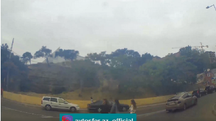 Xanım piyadadan ona yol verən sürücüyə qarşı xoş davranış - VİDEO