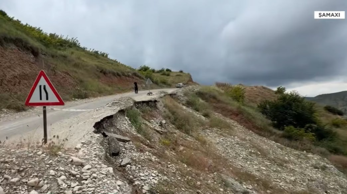 В Шамахы часть дороги обрушилась из-за оползня - ВИДЕО 
