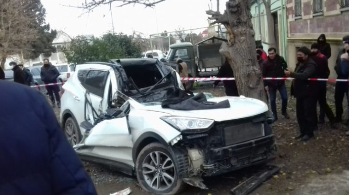 Gəncədə avtomobil ağaca çırpılıb sürücü ağır xəsarət alıb