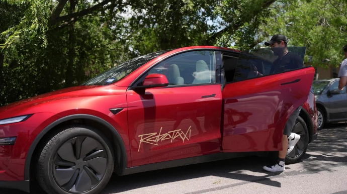 Robot taksilər ilk iş günündə 3 qəza törətdi 