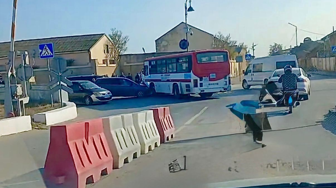 Lökbatanda qəza: “Opel” və sərnişin avtobusu toqquşdu    - VİDEO