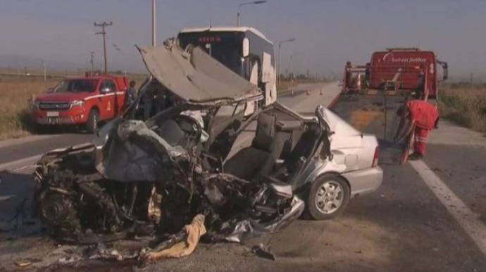 Yunanıstanda avtobusla minik avtomobili toqquşdu: Ölənlər var - FOTO 