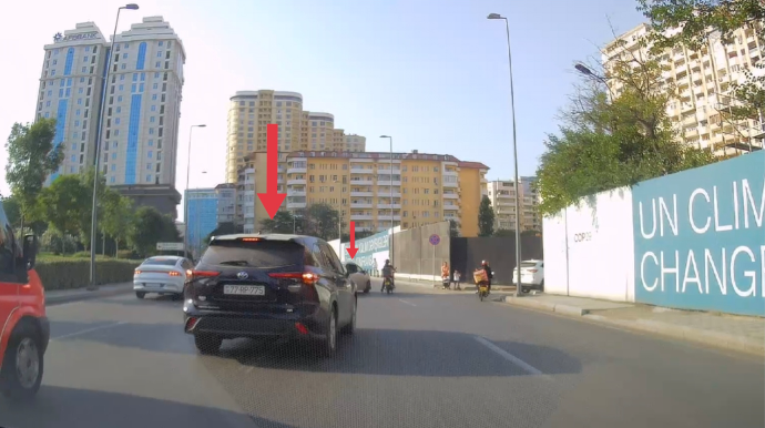 Sağa düzgün dönə bilməyən sürücülərin biri qəza şəraiti yaratdı, digəri yolu kəsdi - VİDEO