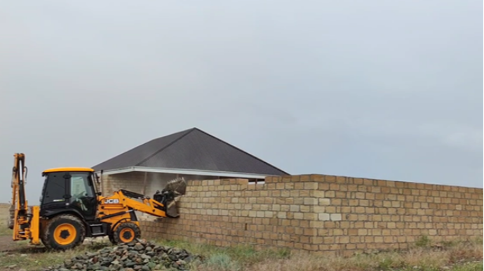 Gəncədə qanunsuz tikililər söküldü - VİDEO