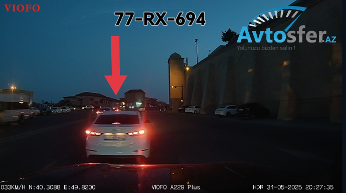 Yolun ortasında "məzələnən" sürücü: Bilmirsən sağa gedir yoxsa sola  - VİDEO