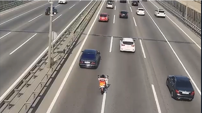 Bakıda dəhşətli QƏZA:  Qaydaları ciddiyə almayan moped sürücüsü iki maşının arasında qaldı - VİDEO  