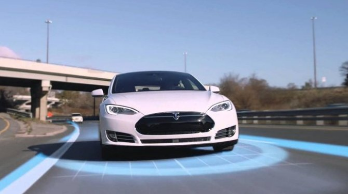 Фирма Tesla  хочет на порядок увеличить число тестирующих автопилот водителей  - ФОТО