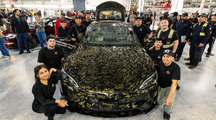 “Tesla” 2 modelin istehsalını dayandırdı - FOTOLAR