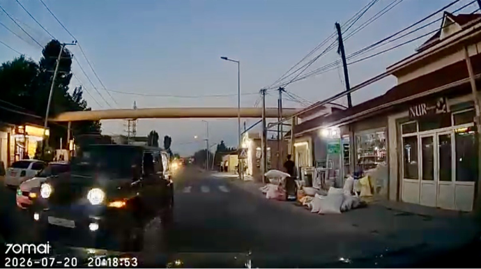 Əks yola çıxan sürücü qarşıdan gələn avtomobilə qəza şəraiti yaratdı - VİDEO
