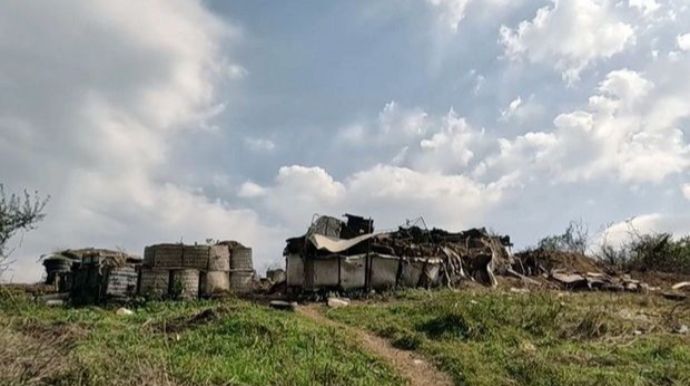 Şuşa-Xankəndi yolunda tərk edilmiş döyüş mövqelərinin kadrları yayılıb - VİDEO 