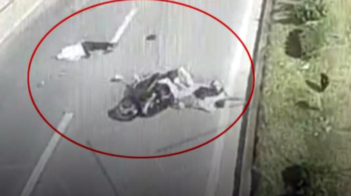 Vəsiqəsiz motosiklet idarə edən sürücü piadanı vurdu - VİDEO 