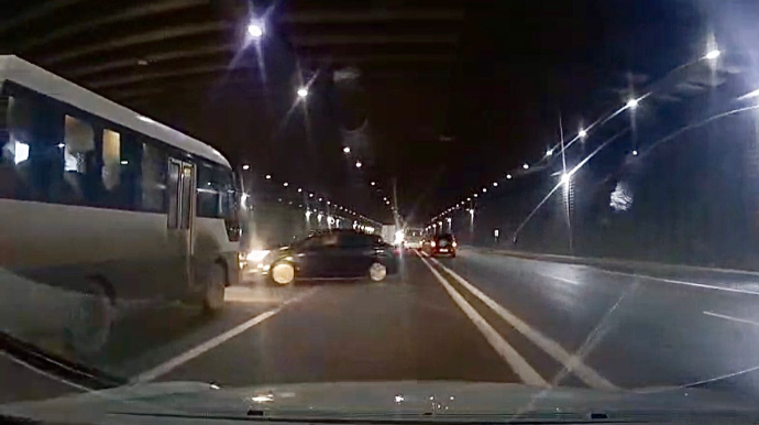 Bakıda qadın sürücü dəhşətli qəza törətdi: Maşın fırlanıb betona çırpıldı - VİDEO