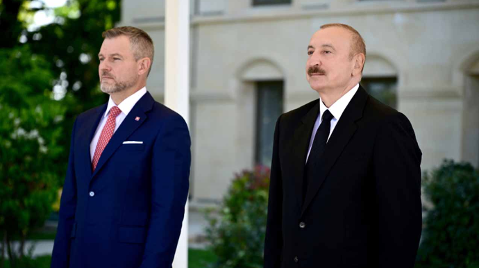 Liderlər mətbuata bəyanatlarla çıxış edirlər 