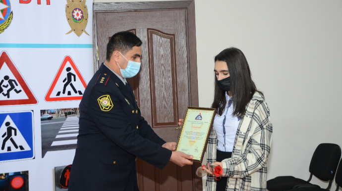 Yol polisinə  "Məktəblilərin sevimlisi"  sertifikatı verildi  - FOTO