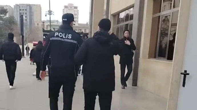 Bakıda heç kimin fikir vermədiyi yaşlı kişinin köməyinə polis çatdı - VİDEO