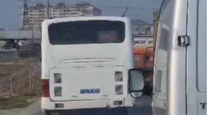 Sərnişinlə dolu avtobusun sürücüsü "protiv" çıxaraq "hoqqa verir"   - VİDEO