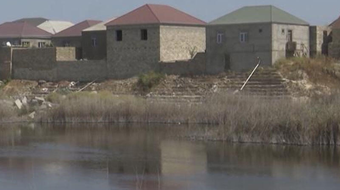 Ramanada sakinlərin başına bəla olan göl  - VİDEO