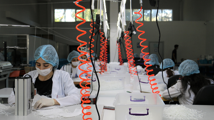В Азербайджан доставлено новое оборудование для производства медмасок - ФОТО