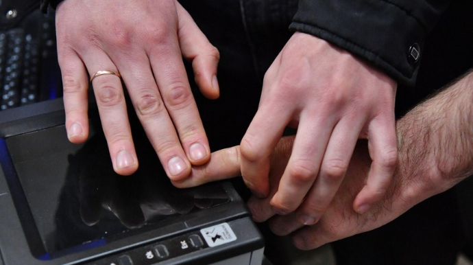 Aeroportlarda əcnəbilər daktiloskopik yoxlamadan keçəcəklər 