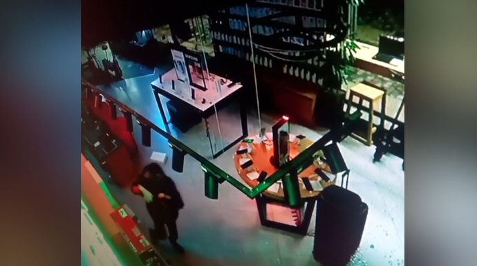 Bakının mərkəzində mağazanın şüşəsini sındırdı, 24 minlik oğurluq etdi  - VİDEO