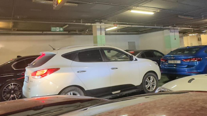 Maşınlar “28 Mall”un parkinqində saatlarla tıxacda qaldı - VİDEO 