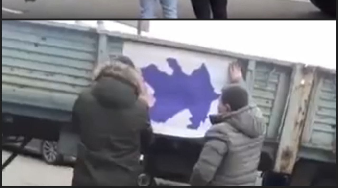 Ermənilər yolu bağladı: maşınlara Azərbaycan xəritəsi yapışdırdılar - FOTO