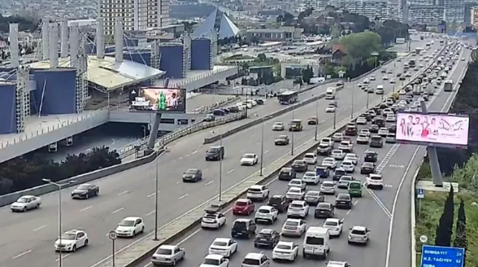 Paytaxtın bir sıra küçələrində sıxlıq müşahidə edilir - SİYAHI - FOTO 