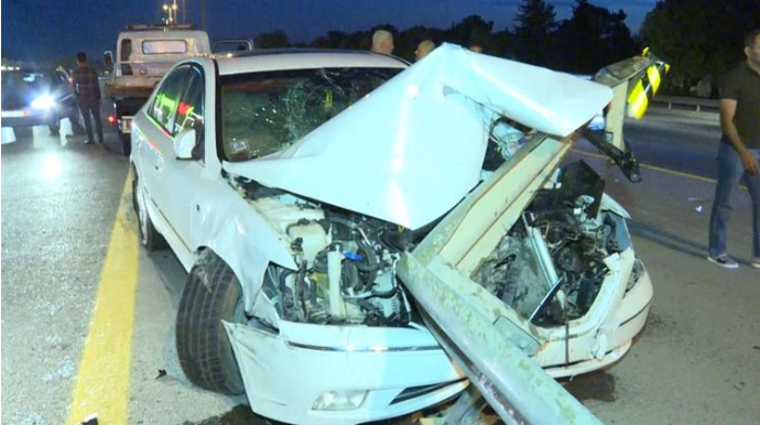 Bakıda avtomobil dəmir arakəsmələrə çırpılıb   - FOTO - VİDEO