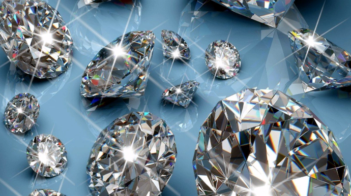 У пассажира изъяли более 11 000 необработанных бриллиантов