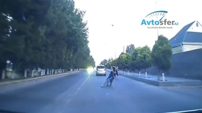 Ağdamda velosiped sürən yeniyetmə yola çıxdı; ölümdən son anda qurtuldu - VİDEO