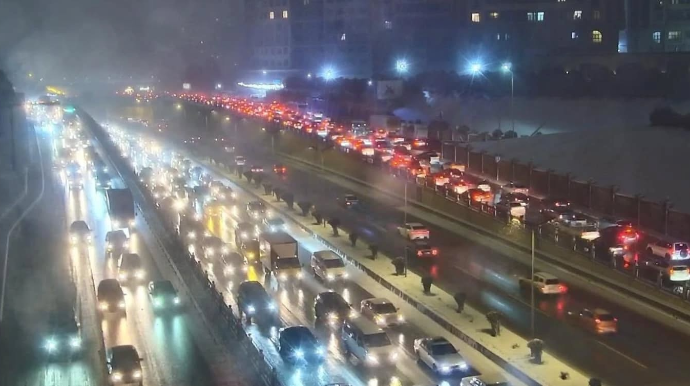 Bəzi küçə və prospektlərdə nəqliyyatın hərəkəti çətinləşib - SİYAHI - FOTO 