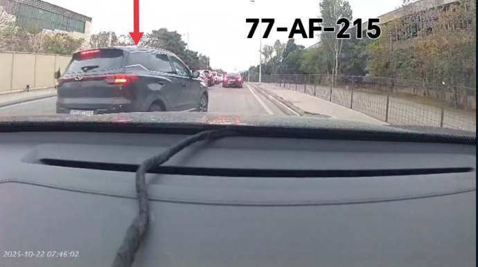 "Stop" nişanında dayanan sürücüyə əsəbiləşib qarşısını kəsdi - VİDEO