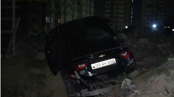 Bakıda avtomobilə silahla atəş açıldı, yoldan çıxıb dərədən aşdı - FOTO