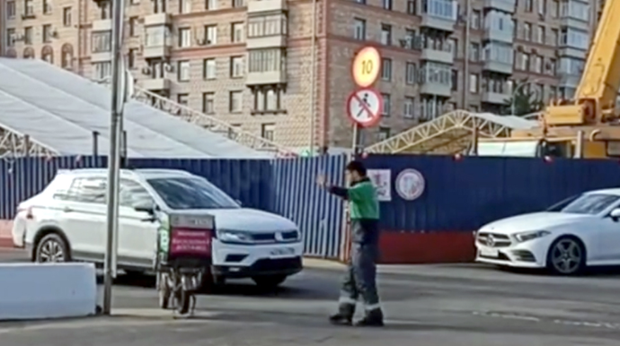 Svetofor xarab oldu;  kuryer hərəkəti tənzimlədi - VİDEO 