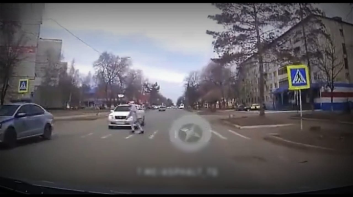 Piyadanın qərarsızlığı qəzaya səbəb oldu - VİDEO