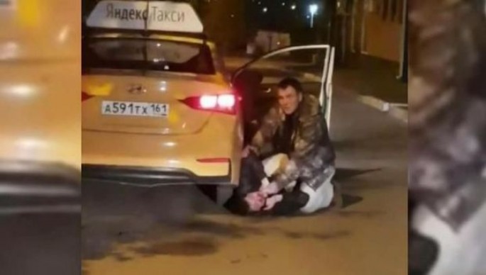 Üç taksi sürücüsü sərxoş sərnişini ölümünə döydülər    – VİDEO