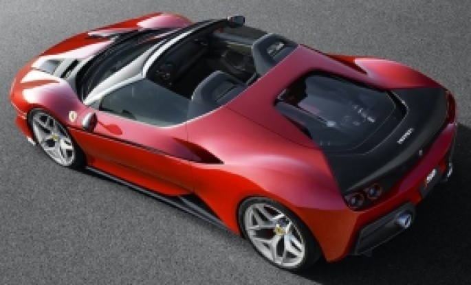 Ferrari iki yeni modelin debütünü təxirə salıb