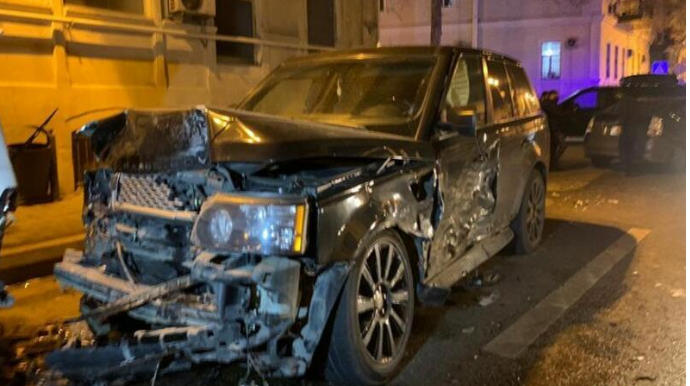 В центре Баку Range Rover  протаранил пять машин, включая Porche  - ФОТО