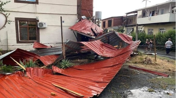Güclü külək Şəmkirdə bir sıra fəsadlar törədib