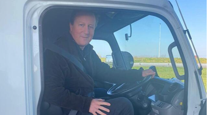 Sabiq Baş nazir TIR-la Ukraynaya yardım daşıyır - FOTO 