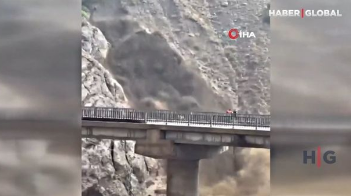 Güclü sel dağları yarıb şəlalə kimi axmağa başladı - VİDEO